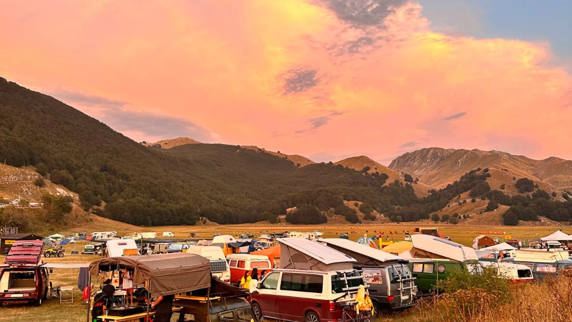 Campitello Matese invasa dai colori: il "Matese Volks Camp" trasforma il pianoro in un festival del passato